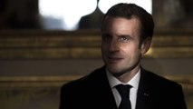 GALA VIDÉO - Emmanuel Macron ne sort plus sans se maquiller, le président de plus en plus affecté