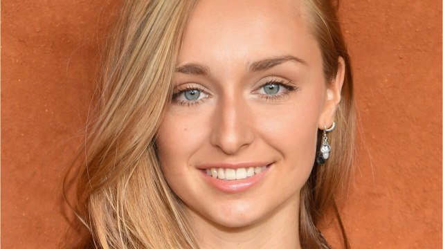 GALA VIDÉO – Emma Smet en crop-top : la fille d’Estelle Lefébure est toujours aussi sexy