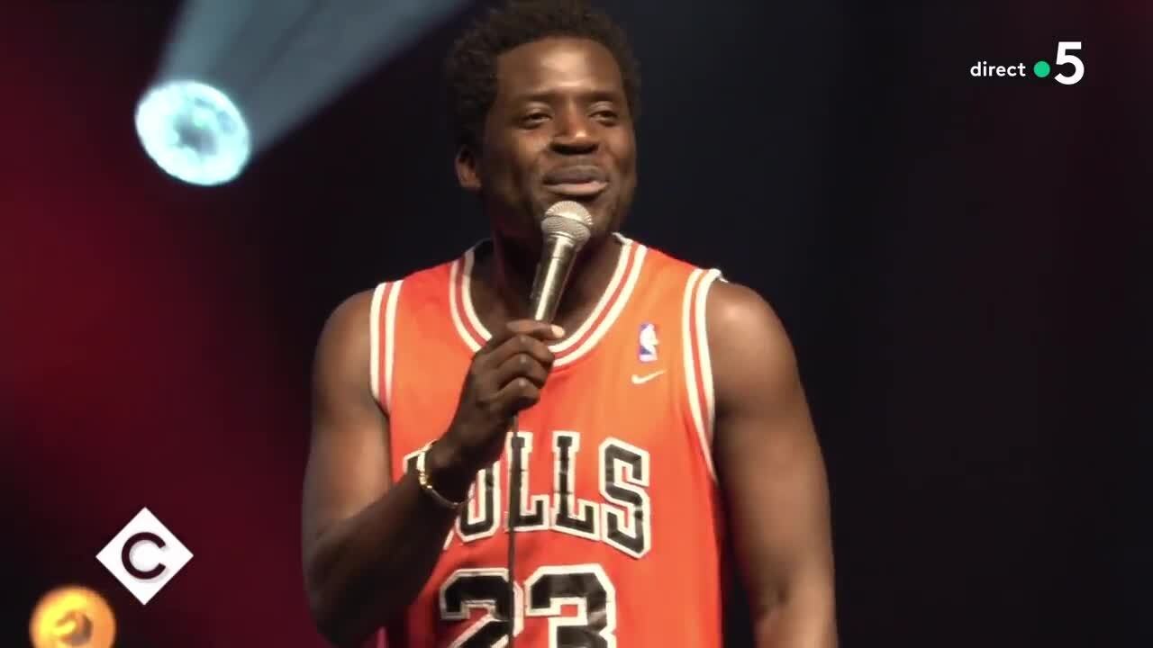 GALA VIDEO - Emmanuel Macron : cette plaisanterie osée sur les gilets jaunes qui n'a pas fait rire