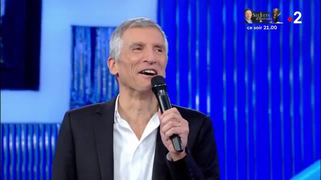 GALA VIDEO - Nagui émoustillé par une de ses choristes qui dévoile son soutien-gorge par accident