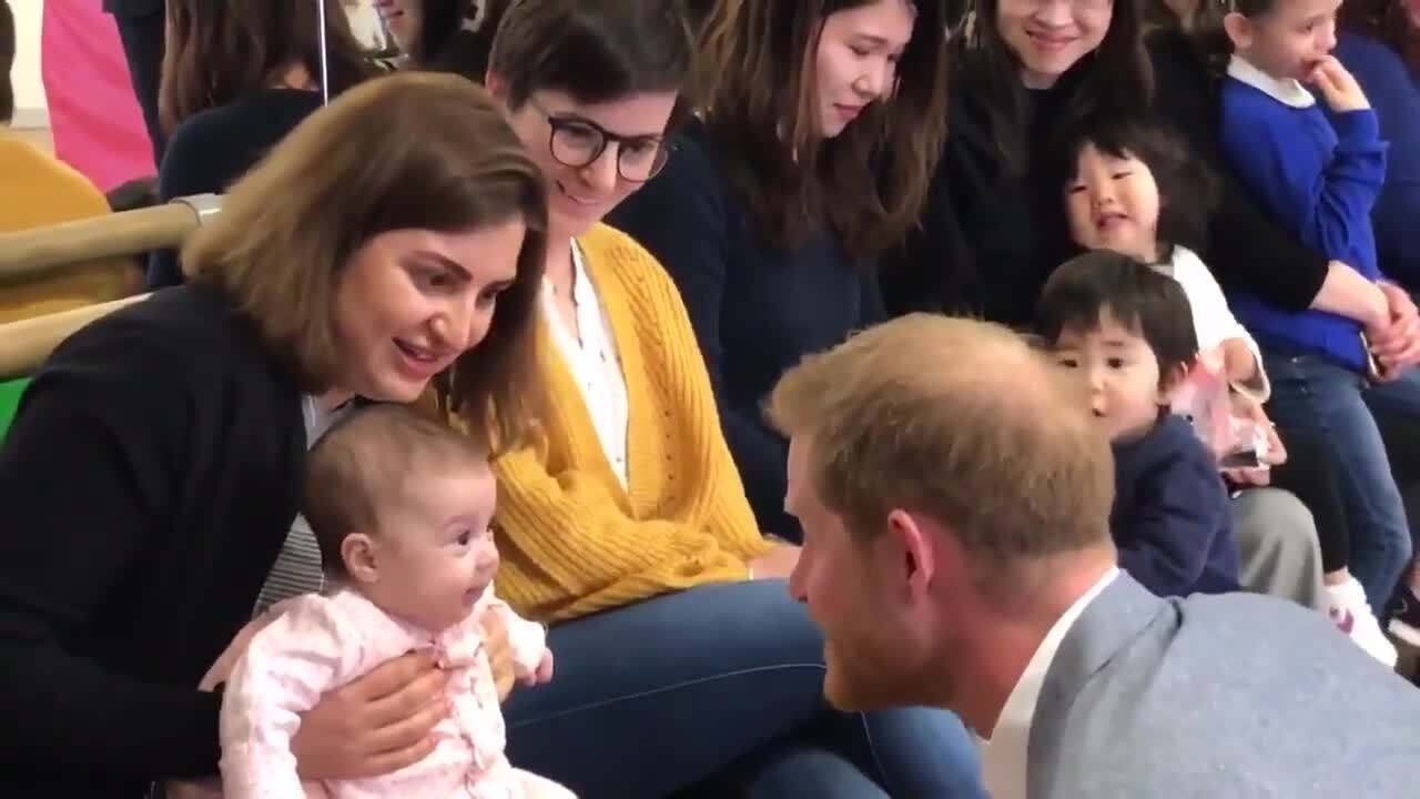 GALA VIDEO - Harry, futur papa, complètement ga...