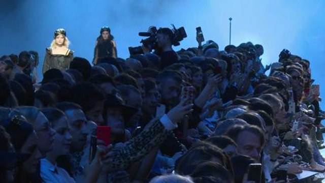 Dior présente sa collection automne-hiver à Paris