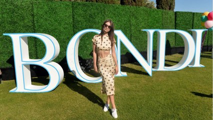 GALA VIDEO – Emily Ratajkowski fait le show en micro short