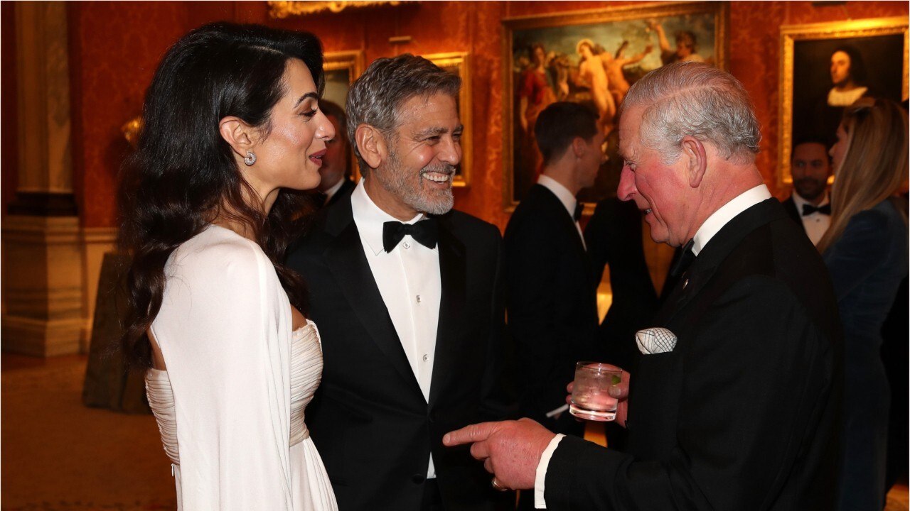 GALA VIDEO - Amal Clooney renversante en robe bustier immaculée pour dîner avec le prince Charles