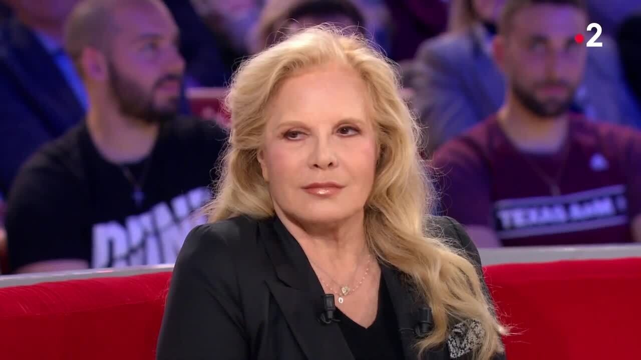 GALA VIDEO - Sylvie Vartan règle subtilement ses comptes avec Laeticia Hallyday chez Michel Drucker