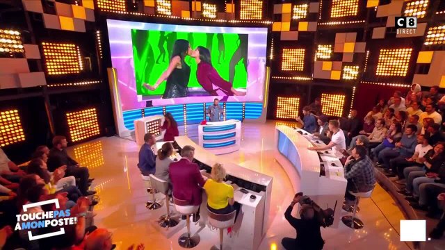 GALA VIDEO - Shy'm échange un baiser avec Mia Frye dans TPMP