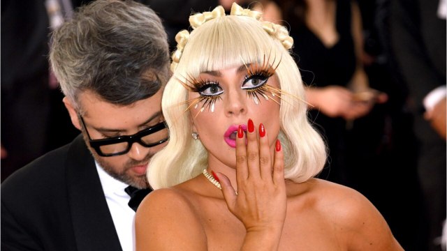 GALA VIDEO - Lady Gaga dans la tourmente… embrasse un musicien (déjà marié)