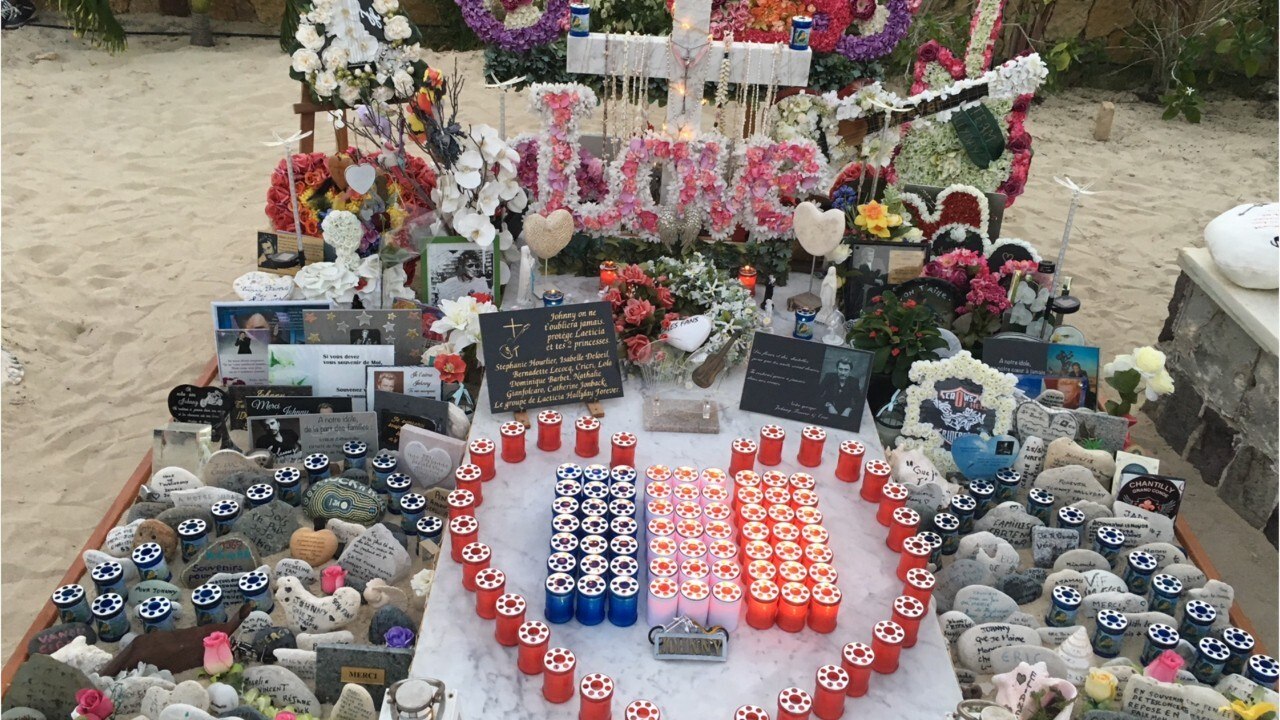 GALA VIDEO : “Arbre de Noël”, “vide grenier”… La tombe de Johnny Hallyday au cœur de toutes les critiques