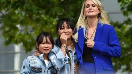 GALA VIDEO - Laeticia Hallyday, à bout, « ne comprend pas ce qu’on lui reproche " et pleure devant la tombe de Johnny