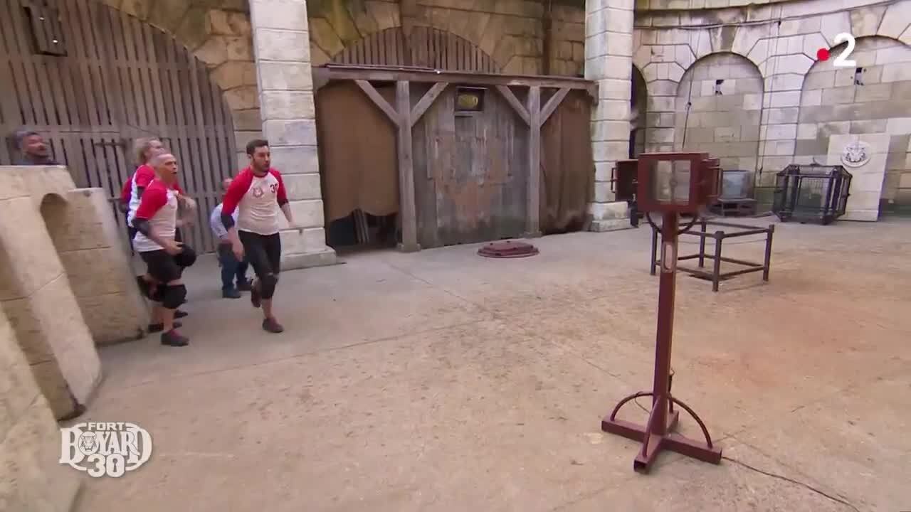 GALA VIDÉO - Cécile Duflot en plein crise de panique dans Fort Boyard