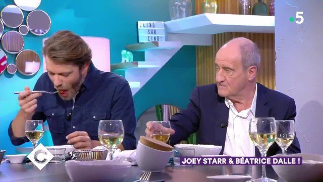 GALA VIDÉO - Béatrice Dalle et JoeyStarr : leur histoire d’amour suscite la maladresse d’Anne-Elisabeth Lemoine