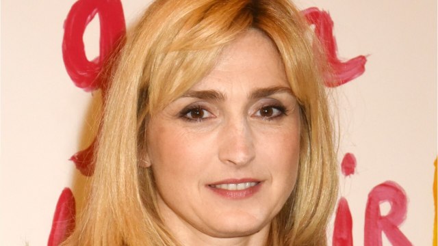 GALA VIDÉO - Julie Gayet : sa chienne Philae adore lui voler la vedette !