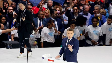 FEMME ACTUELLE - Présidentielle 2022 : Emmanuel Macron se fait alpaguer au sujet de soignants non-vaccinés