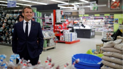 GALA VIDEO - Emmanuel Macron face à des caissières : ce symbole qui fait parler