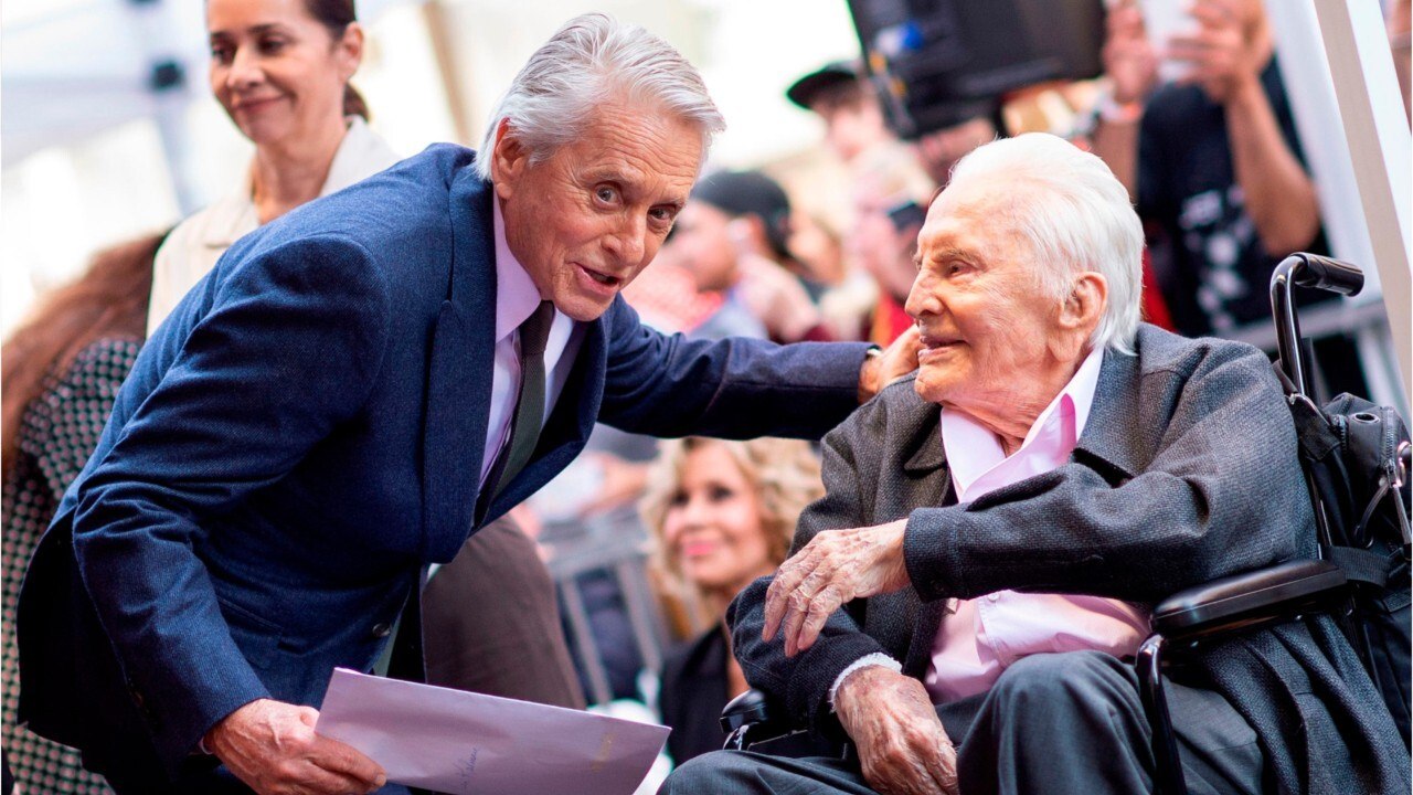 GALA VIDÉO - Mort de Kirk Douglas : quand Amanda Lear et l’acteur fumaient des pétards