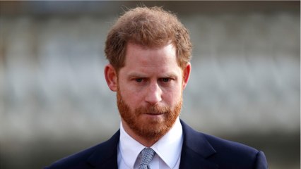 GALA VIDÉO - Le prince Harry photographié une casquette sur la tête… chercherait-il à cacher ses implants ?