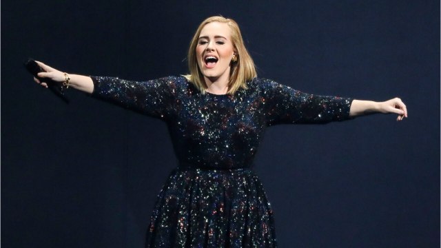 GALA VIDÉO - Adele déchaînée au mariage de sa meilleure amie : ces vidéos qui vont surprendre ses fans
