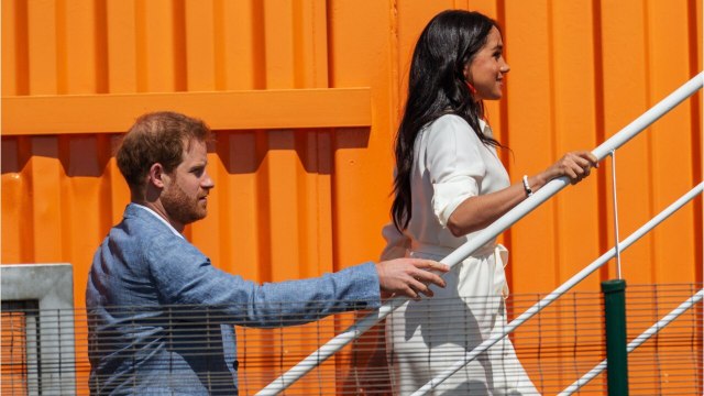 GALA VIDÉO - Meghan Markle “possessive”, Harry “soumis”, ce qui vous a peut-être échappé lors de la sortie des Sussex