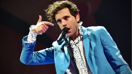 GALA VIDEO - Mika a eu très peur : sa mère, affaiblie par un cancer, admise aux urgences