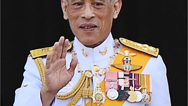 GALA VIDEO - Confinement royal : le roi de Thaïlande s'enferme avec un harem de vingt concubines et crée la polémique