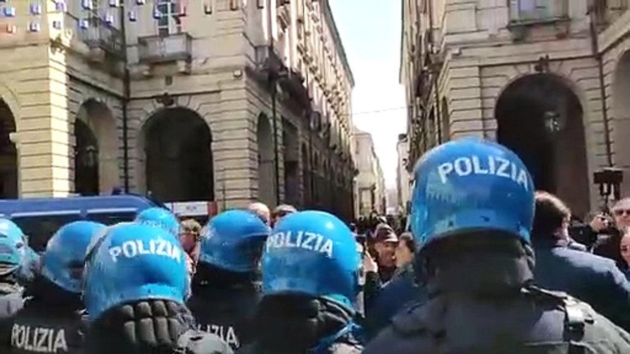 Torino, i No Vax contro Draghi al grido di "Duce, Duce"