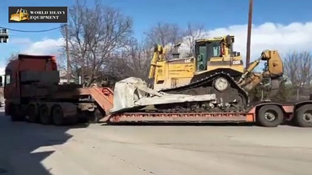 Loading And Transporting The Caterpillar D8R Bulldozer - WORLD HEAVY EQUIPMENT