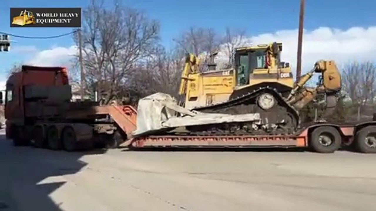Loading And Transporting The Caterpillar D8R Bulldozer - WORLD HEAVY EQUIPMENT