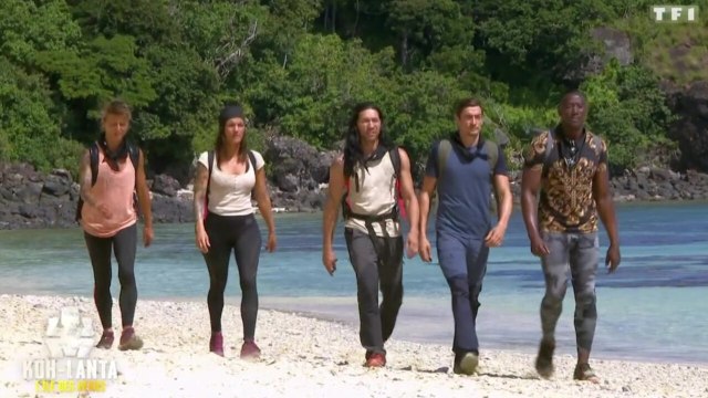 GALA VIDEO - Du jamais vu dans Koh-Lanta : Denis Brogniart promet un conseil de folie ce vendredi soir