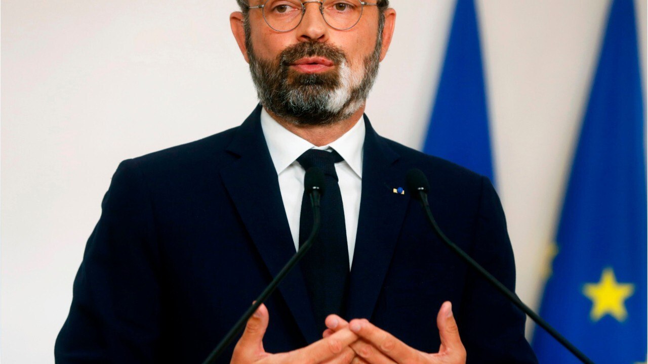 GALA VIDEO - Edouard Philippe, col de chemise déboutonné, dans l'intimité de son bureau : ce cliché qui surprend (1)