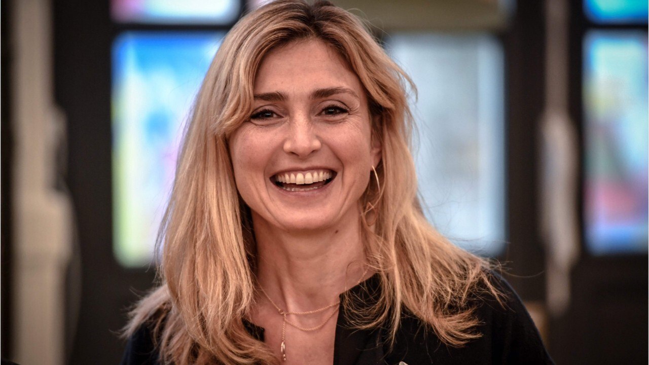 GALA VIDEO - Julie Gayet sympa et “bien foutue” : ce compliment qui va faire rosir la compagne de François Hollande