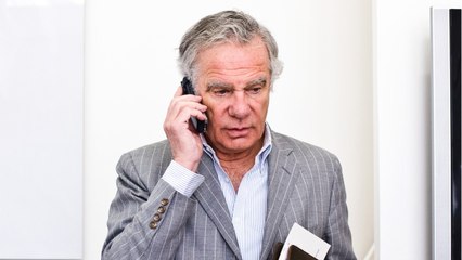 GALA VIDEO - "Un miracle" : le frère de Frédéric Mitterrand survit après 20 jours en réanimation