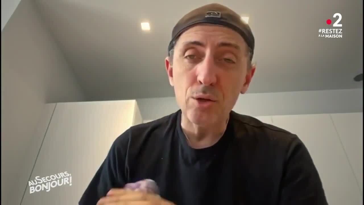 GALA VIDÉO - Julie Gayet : son sketch surprise avec Philae, le chien de François Hollande, dans "Au secours bonjour"