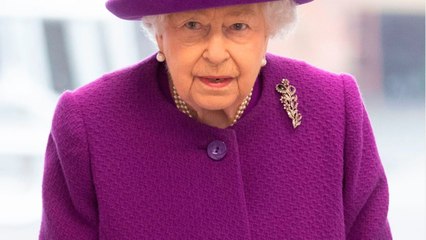 GALA VIDEO - Elizabeth II : pourquoi l'un de ses gouverneurs honorés refusent de porter ses insignes ?
