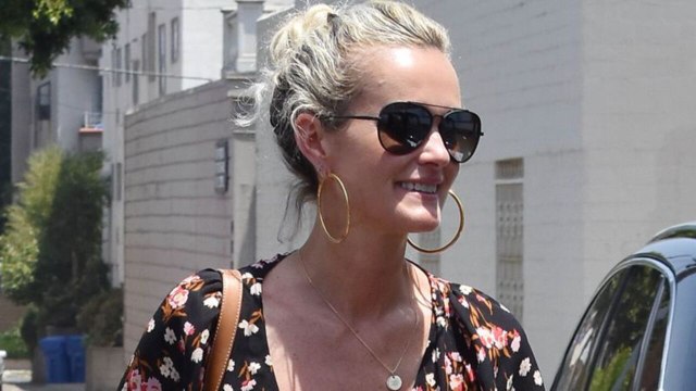 VOICI - Laeticia Hallyday de retour à Paris pour la promotion de l'album posthume de Johnny