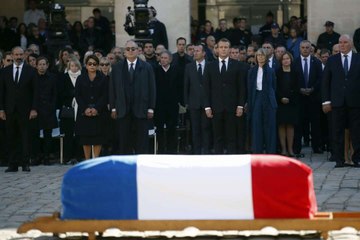 VOICI Hommage national à Charles Aznavour : un proche dézingue la « mise en scène guindée » de ce défilé