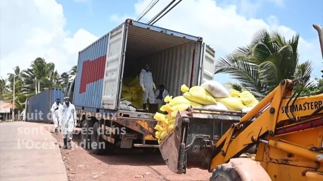 Sri Lanka: le porte-conteneurs incendié en train de sombrer , plein de fioul