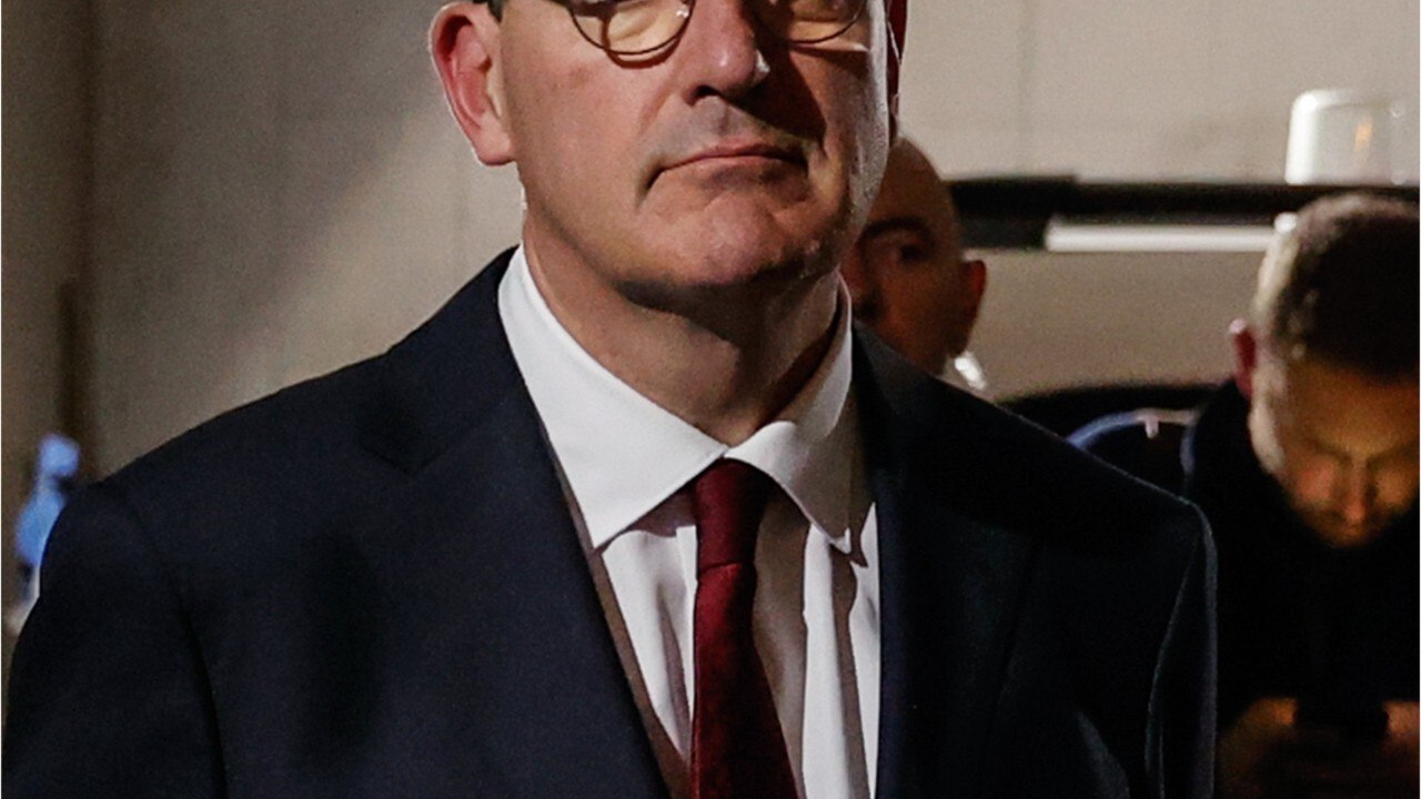 GALA VIDEO - « Le péché originel d'Edouard Philippe " : ce faux-pas que Jean Castex veut éviter