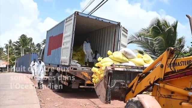 Sri Lanka: le porte-conteneurs incendié en train de sombrer , plein de fioul