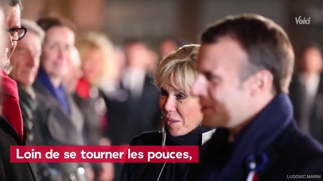 VOICI Emmanuel Macron sur Europe 1 : que faisait sa femme Brigitte pendant l’interview ?