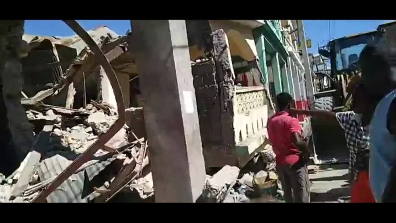 Au moins 724 morts en Haïti, recherches frénéti...