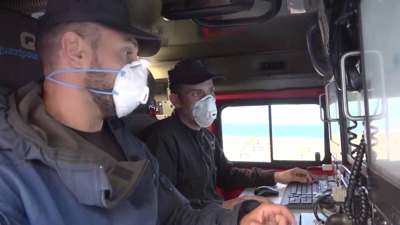 Canaries: la lave du volcan se jette dans l'océan, le vent pousse les gaz toxiques vers la mer