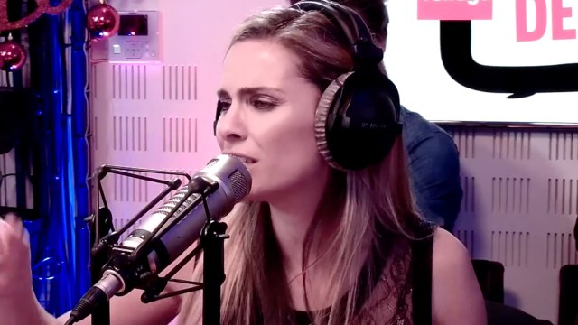 VOICI - Clara Morgane : la somme hallucinante que lui rapportaient ses messages sexy par téléphone