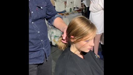 VOICI : Réaliser une queue de cheval basse déstructurée, effet beach look