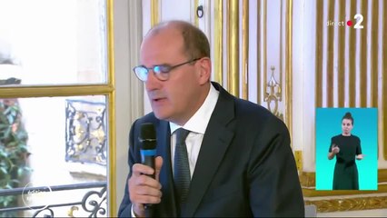 GALA VIDEO - VIDEO - "Pas toujours pratique !" : Jean Castex a quelques difficultés avec son masque