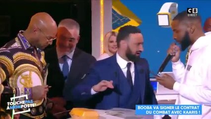 VIDEO TPMP: Booba signe en direct le contrat de son combat avec Kaaris