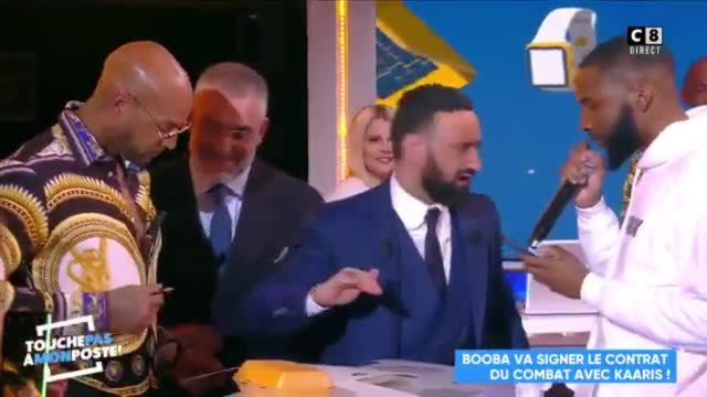 VIDEO TPMP: Booba signe en direct le contrat de son combat avec Kaaris