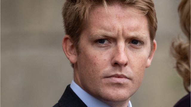 GALA VIDEO - Prince George : son parrain milliardaire, un « super riche qui agace.