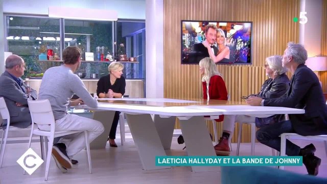 VIDÉO - Laeticia Hallyday crispée après une question gênante d’Anne-Elisabeth Lemoine