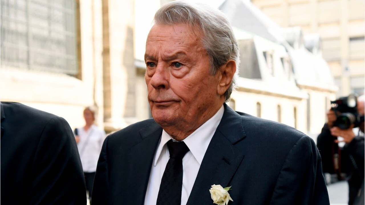 VOICI - Cannes 2019 : visé par une pétition, Alain Delon réplique avec fermeté