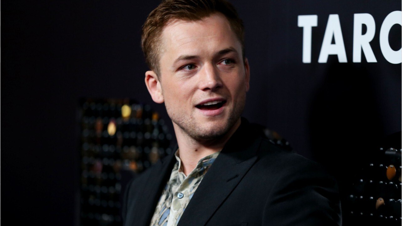 VOICI - Taron Egerton révèle les petites manies d’Elton John, qui lui envoie des emails tous les jours